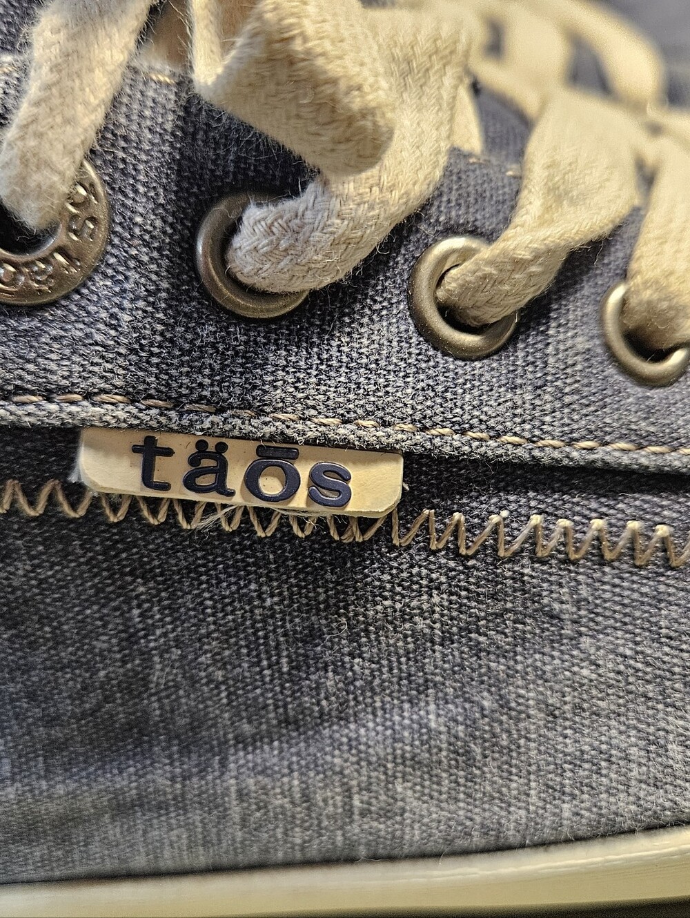 Taos Women Sneakers Good Used Condition. See Pics. 8.5 (Bin12) - Picture 3 of 11